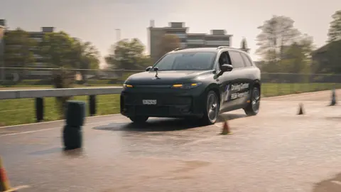 Auto fährt an Dummy